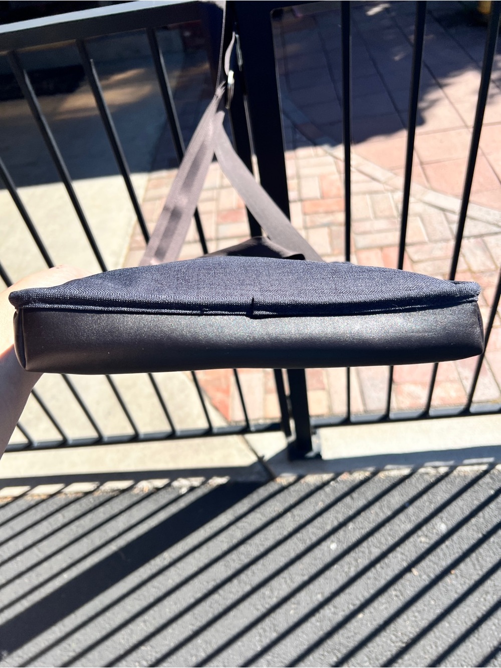 Brenthaven Collins Vertical Messenger Bag,  Indigo chambray, like new - Picture 6 of 14